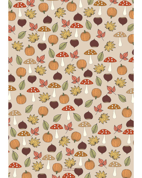 Pattern illustrato con elementi autunnali: zucche, funghi, castagne e foglie colorate su un fondo beige.