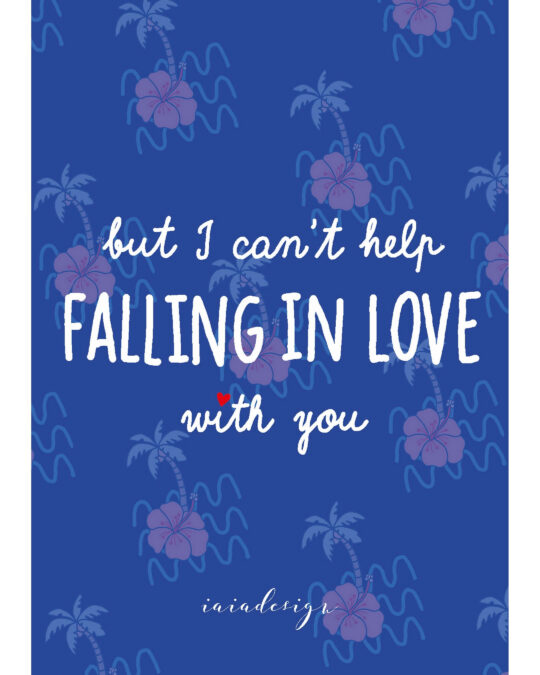 Illustrazione con la frase d'amore "Can't help falling in love with you" su un pattern tropicale con fiori di ibisco e palme.
