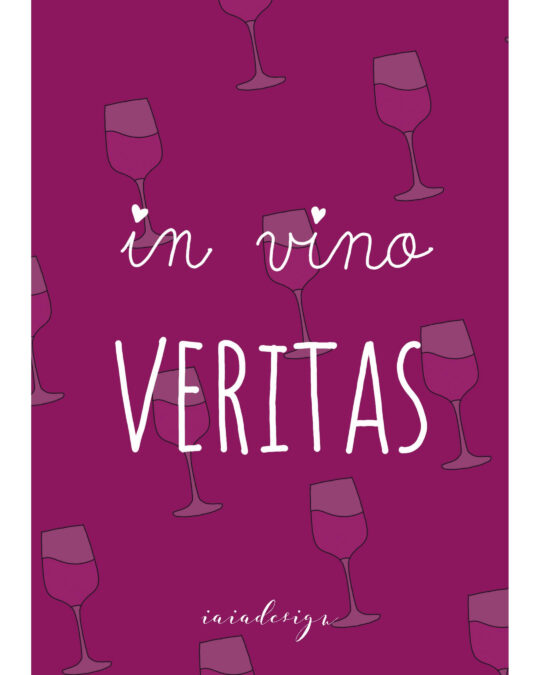 Illustrazione con la frase latina "In vino veritas" su un pattern di calici di vino rosso, in tonalità magenta.