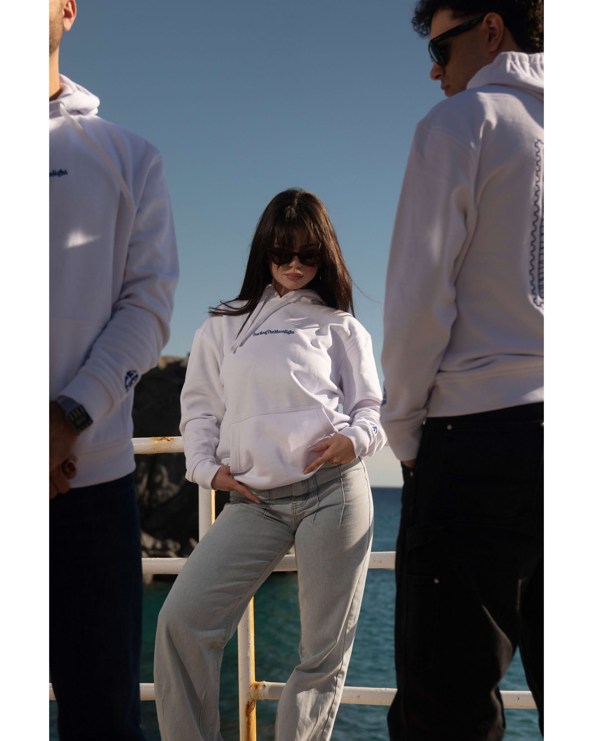 Gruppo di tre ragazzi con occhiali da sole indossano felpa bianca iaiadesign.