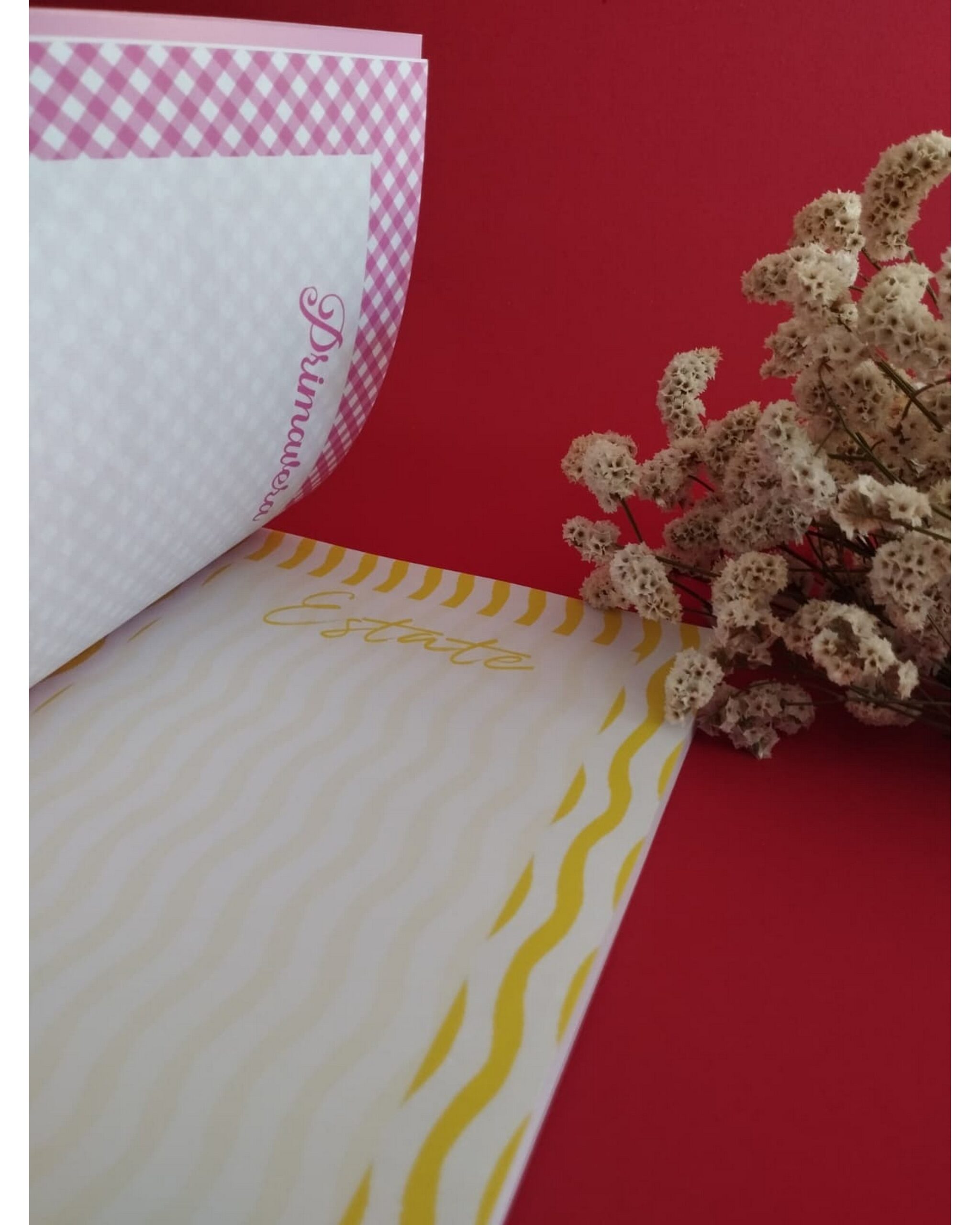 Planner rosa chiuso con foglio di sticker a tema primavera ed estate: fiori, conigli, ruota panoramica, gelato
