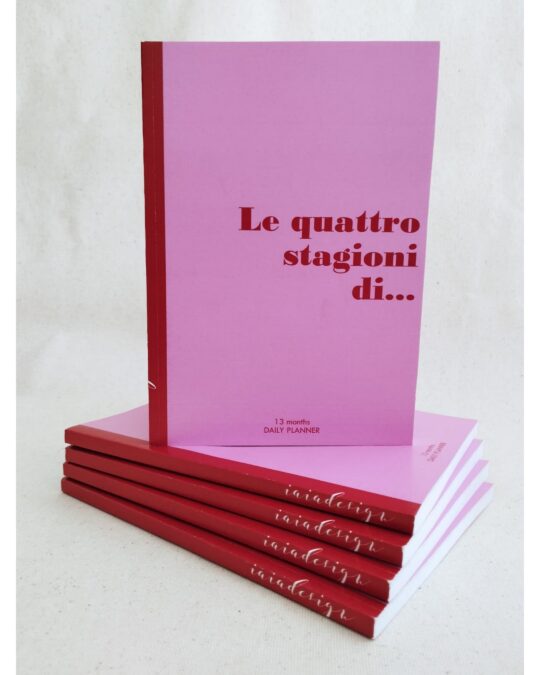 Pila di cinque planner rosa con copertina 'Le quattro stagioni di...' e scritta iaiadesign sulla costa